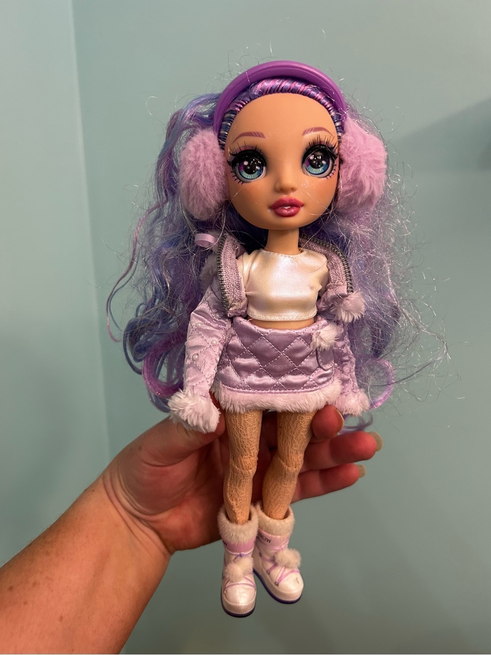 MGA Rainbow High Shadow Fashion Doll Winter Break VIOLET WILLOW 252403A7